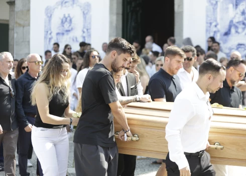 Sestdien Portugālē izvadīja "Liverpool" un Portugāles izlases zvaigzni Diogo Žotu un viņa brāli Andrē Silvu