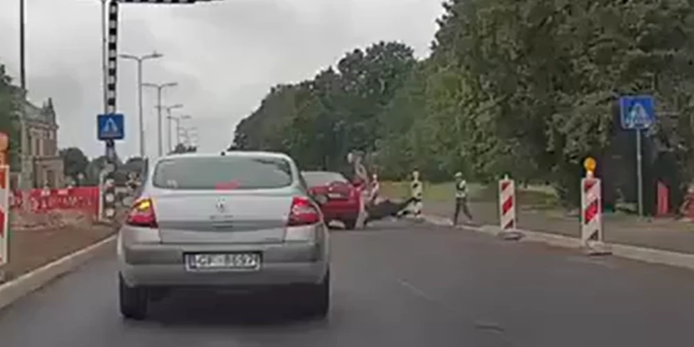Uz gājēju pārejas notriec vīrieti un meitenīti (ekrānuzņēmums no video)