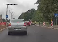 VIDEO: vīrieti un meitenīti notriec uz gājēju pārejas Kalnciema ielā, šoferis pat nemēģināja bremzēt