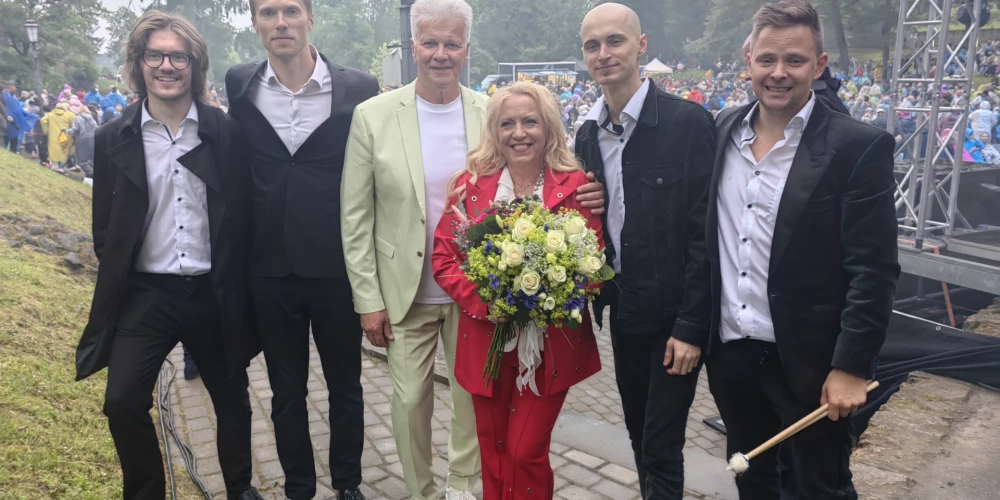 Lietus nespēj sabojāt Imantdienu prieku Cēsīs (aculiecinieka foto)