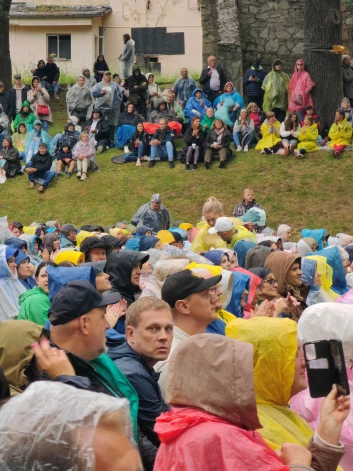 Lietus nespēj sabojāt Imantdienu prieku Cēsīs (aculiecinieka foto)