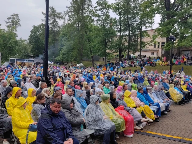 Lietus nespēj sabojāt Imantdienu prieku Cēsīs (aculiecinieka foto)