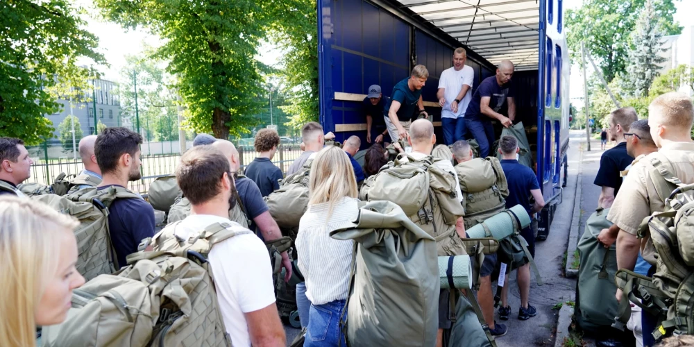 Rīgas Teikas vidusskolā ierodas Latvijas pilsoņi, kuri pieteikušies rezervistu militārās pamatapmācības kursam, kura laikā Nacionālie bruņotie spēki izvērš mobilizācijas centrus, lai trenētu un pilnveidotu kārtību, kādā krīzes situācijā Latvijas pilsoņi tiek aicināti un iesaukti bruņotajos spēkos./2024. gads./Ilustratīvs attēls.