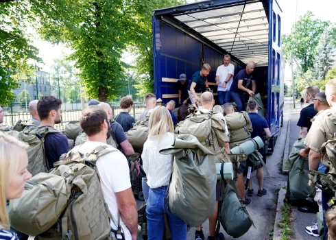 Rīgas Teikas vidusskolā ierodas Latvijas pilsoņi, kuri pieteikušies rezervistu militārās pamatapmācības kursam, kura laikā Nacionālie bruņotie spēki izvērš mobilizācijas centrus, lai trenētu un pilnveidotu kārtību, kādā krīzes situācijā Latvijas pilsoņi tiek aicināti un iesaukti bruņotajos spēkos./2024. gads./Ilustratīvs attēls.