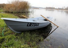 Engures pagastā glābēji naktī palīdzējuši diviem laivotājiem