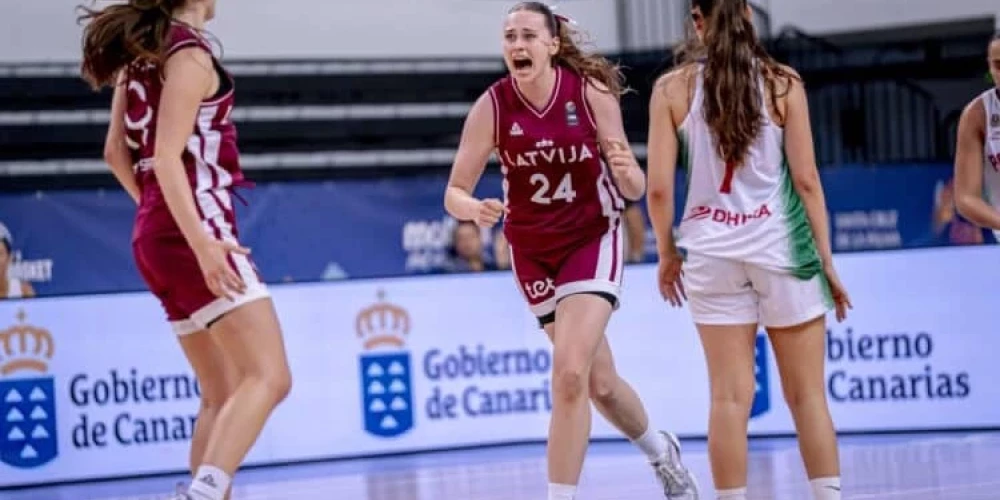 Anna Liepiņa (#24) un Marta Ploriņa (#19) pēc pēdējā metiena.