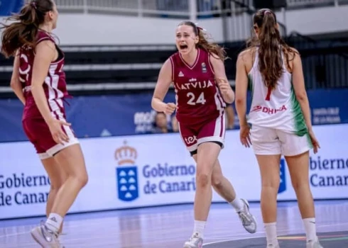 Anna Liepiņa (#24) un Marta Ploriņa (#19) pēc pēdējā metiena.