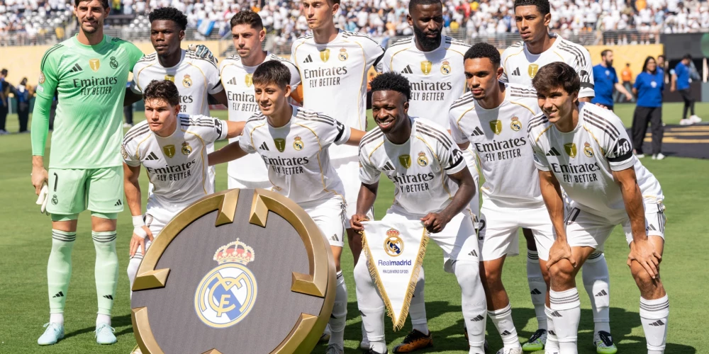 Madrides "Real" futbolisti pirms spēles pret "Borussia".