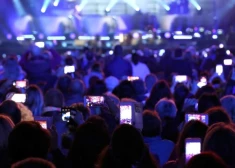 Положь трубку! Многих жителей Латвии раздражает использование телефонов во время концертов