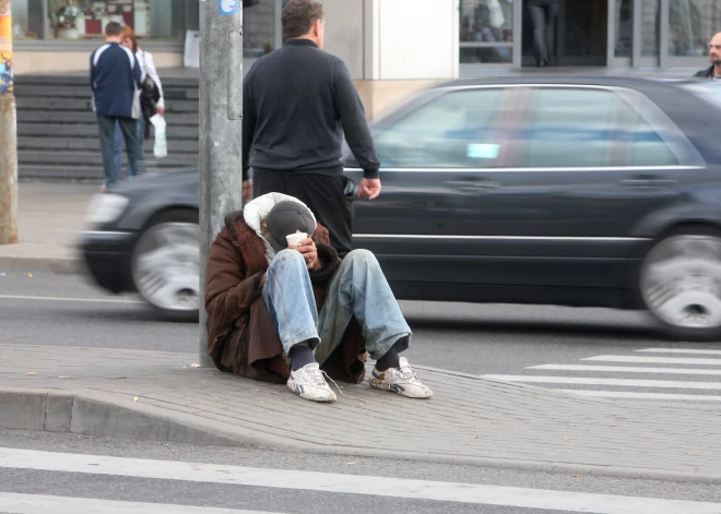 Kādi cilvēki kļūst par bomžiem un kāpēc? Eiropa skaitīs Rīgas bezpajumtniekus