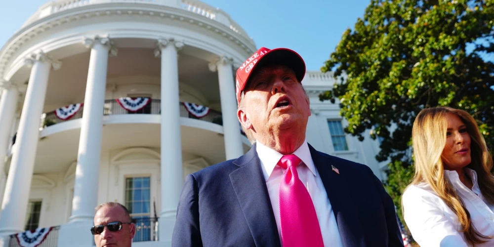 Donalds Tramps ar sievu Melāniju pie Baltā nama.
