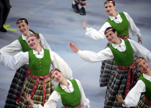Ja neesi svētku dalībnieks, bet arī vēlies izkustēties un izbaudīt svētku noskaņu, droši apgūsti kādu no “Nāc gavilē” “TikTok” profilā publicētajām dejām.