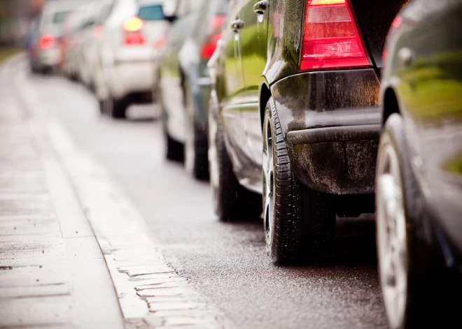 Autovadītāju ievērībai: uz Rēzeknes šosejas (A12) pie Kovaļkiem satiksme negadījuma dēļ ir bloķēta