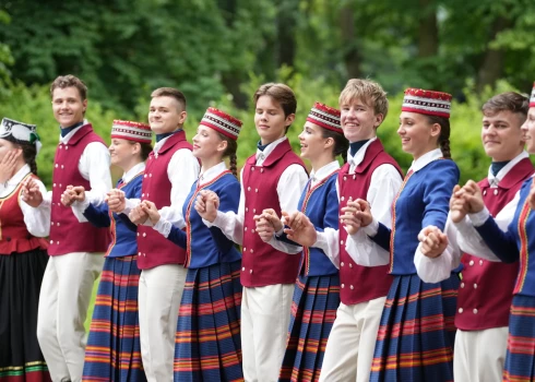 XIII Latvijas Skolu jaunatnes dziesmu un deju svētku novadu satikšanās un godināšana Viesturdārzā.