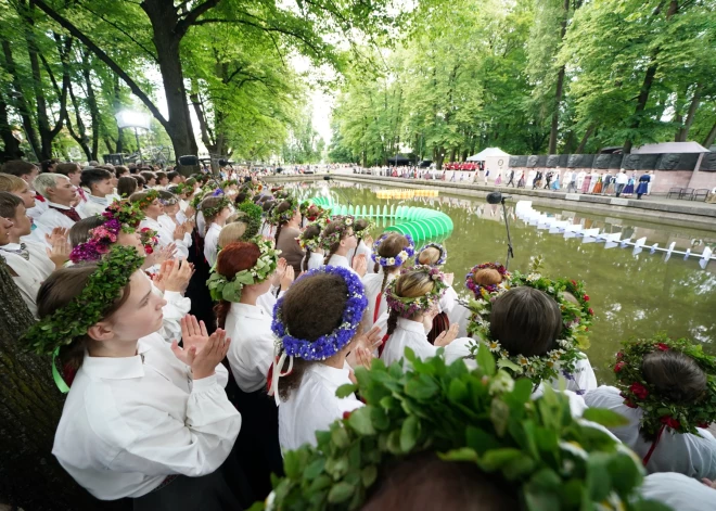 XIII Latvijas Skolu jaunatnes dziesmu un deju svētku novadu satikšanās un godināšana Viesturdārzā.