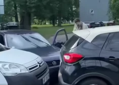 VIDEO: bēgot no policijas, šoferis ietriecas divos spēkratos un metas bēgt