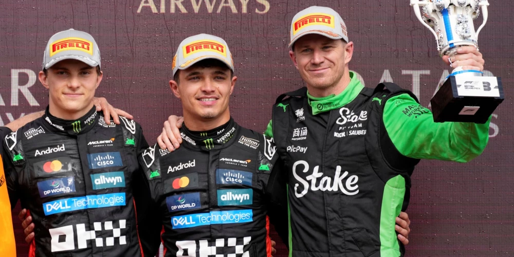 "McLaren" piloti Lando Noriss un Oskars Piastri svētdien izcīnīja attiecīgi pirmo un otro vietu Pirmās formulas (F-1) sezonas 12.posmā - Lielbritānijas "Grand Prix" - savukārt trešajā pozīcijā finišējušais "Sauber" braucējs Niko Hilkenbergs pirmo reizi karjerā kāpa uz goda pjedestāla.