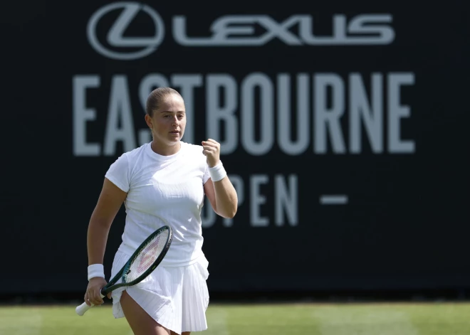 Aļona Ostapenko Vimbldonas ceturtdaļfinālā iesoļo ar pārliecinošu uzvaru