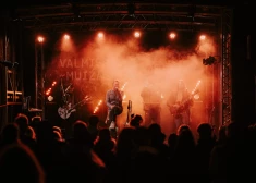 FOTO: ugunīgi aizvadīts Valmiermuižas etnomūzikas festivāls