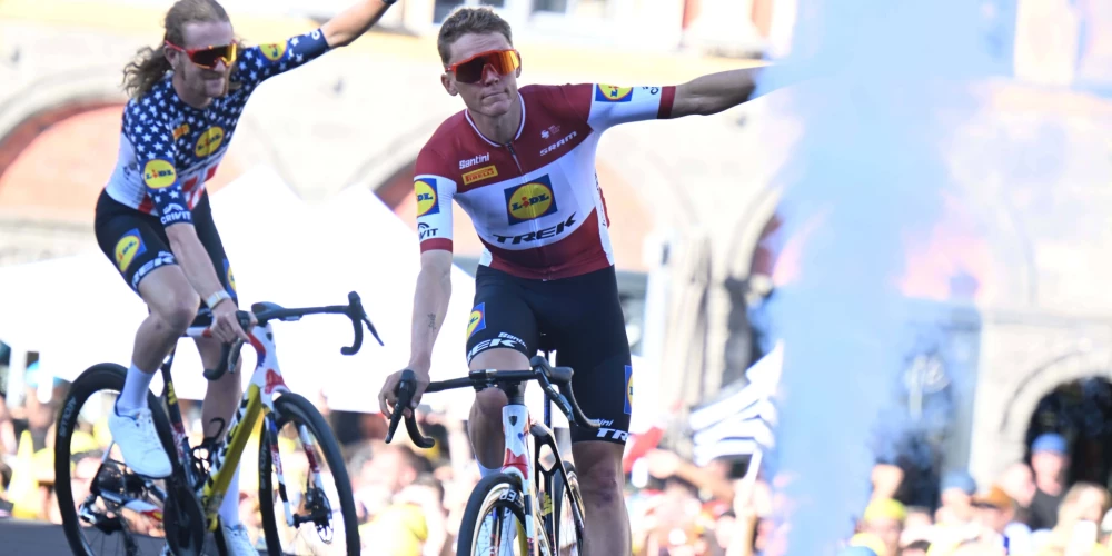 Latvijas riteņbraucēji Toms Skujiņš un Krists Neilands svētdien prestižā daudzdienu velobrauciena "Tour de France" otrajā posmā finišēja 59. un 69. vietā.