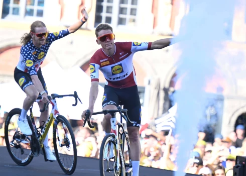 Latvijas riteņbraucēji Toms Skujiņš un Krists Neilands svētdien prestižā daudzdienu velobrauciena "Tour de France" otrajā posmā finišēja 59. un 69. vietā.