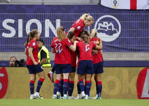 Norvēģijas izlase svētdien Sjonā svinēja otro uzvaru divās Eiropas sieviešu futbola čempionāta spēlēs.
