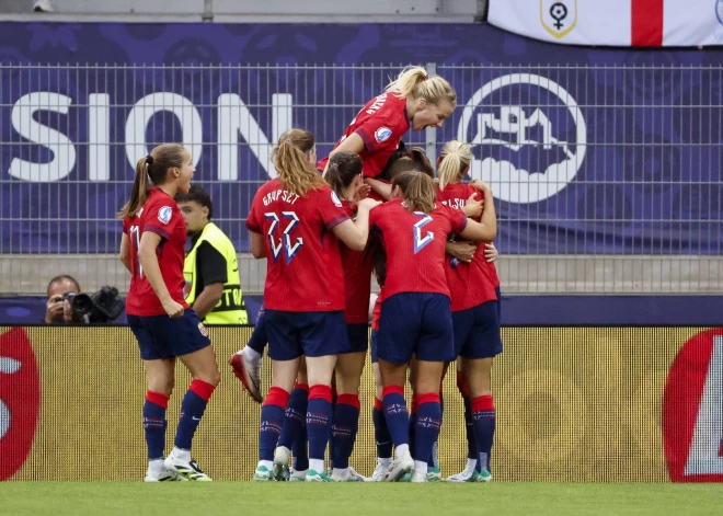 Eiropas čempionāts futbolā: Norvēģijas sieviešu izlase pārspēj Somiju; mājiniecēm panākums pret Islandi