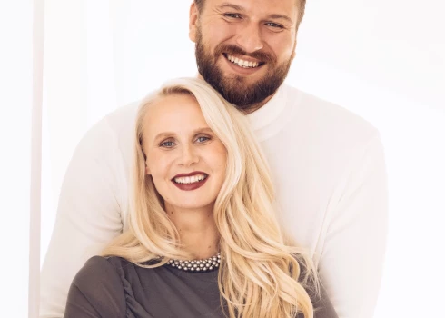 “Grieta ir aizgājusi uz laikmetīgās dejas klasi. Kaut kādā ziņā tas ir mans nepiepildītais sapnis. Es dejoju tautas dejas, bet kādu laiciņu arī Dzirnās – un vienmēr, kad bija jāizvēlas, uzvarēja tautas dejas, jo šķita, ka tā man vienkārši pienākas. Bet tas neizdejotais sapnis palika. Un tagad mana meita to ir izvēlējusies. Par to esmu aizkustināta un priecīga,” sarunā ar žurnālu jauns OK par savu un meitas aizraušanos ar deju stāsta Rūta Dvinska.