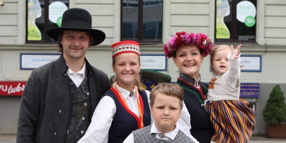 Sējānu ģimene 2015. gada svētkos, kad kopā ar vecāko māsu Everitu un brāli Eremiju tajos bija arī jaunākā māsa Madara.