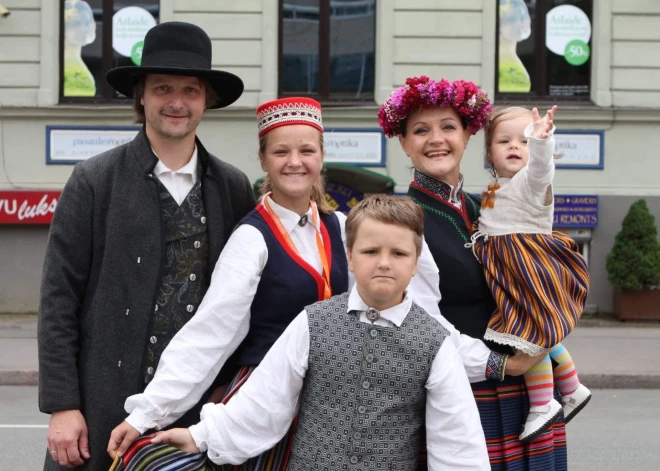 Sējānu ģimenes dziesmotais ceļš - trīs bērni seko vecāku pēdās