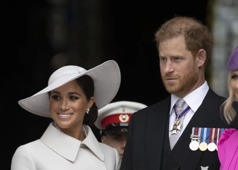 Megana Mārkla un Harijs atkāpās no karaliskās dzīves, bet joprojām ir uzmanības centrā.