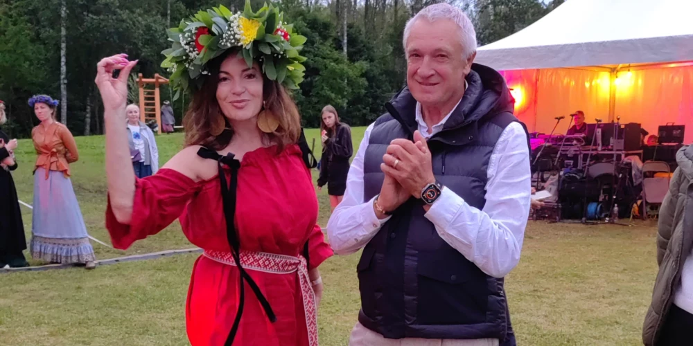 Ramona Petraviča svinībās kopā ar ilggadējo laulāto draugu Aleksandru Petraviču.