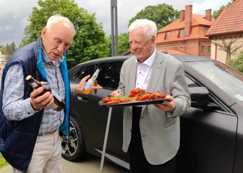 Komponists Raimonds Pauls izskatījās iepriecināts par miljonāra Jūlija Krūmiņa sarūpētajiem vēžiem un bezalkoholisko alu uzdzeršanai.