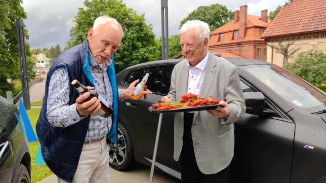 Komponists Raimonds Pauls izskatījās iepriecināts par miljonāra Jūlija Krūmiņa sarūpētajiem vēžiem un bezalkoholisko alu uzdzeršanai.