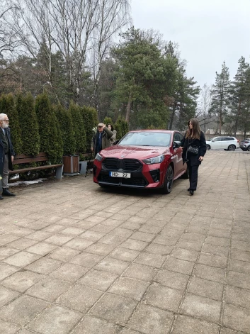 Iepriekš Raimonda Paula jaunais auto bija koši sarkans.