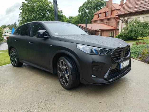 Pēc mazmeitas Monikas veiktajām pārvērtībām BMW ir aplīmēts ar matētu melnu granītkrāsas pārklājumu.