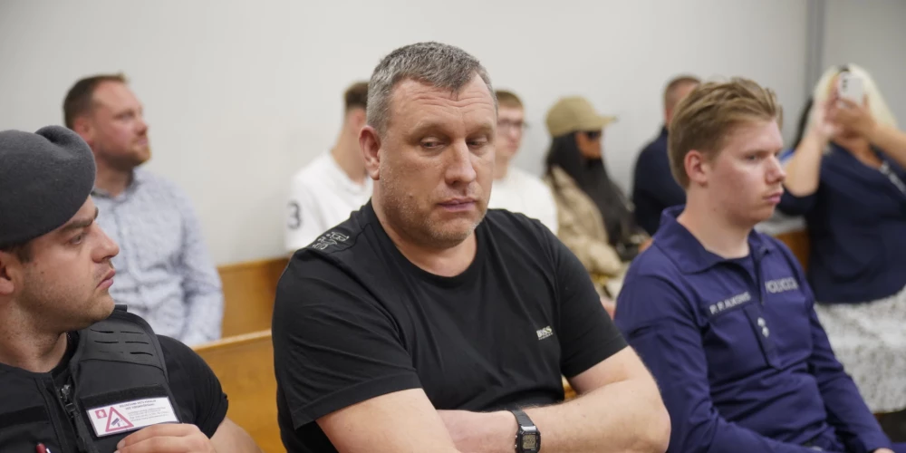 Aizvadītajā nedēļā Kaspars Kazanovskis, kas tiek turēts aizdomās par izvairīšanos no nodokļu nomaksas un noziedzīgi iegūtu finanšu līdzekļu legalizēšanu lielos apmēros, stājās tiesas priekšā. Lai gan sanākušie viņa atbalstītāji cerēja, ka Kazanovski atbrīvos, Ekonomisko lietu tiesas sēdē tomēr tika lemts viņu paturēt apcietinājumā.