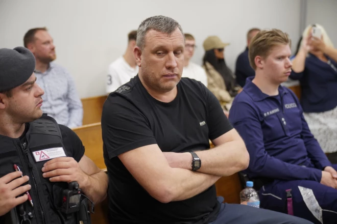 Aizvadītajā nedēļā Kaspars Kazanovskis, kas tiek turēts aizdomās par izvairīšanos no nodokļu nomaksas un noziedzīgi iegūtu finanšu līdzekļu legalizēšanu lielos apmēros, stājās tiesas priekšā. Lai gan sanākušie viņa atbalstītāji cerēja, ka Kazanovski atbrīvos, Ekonomisko lietu tiesas sēdē tomēr tika lemts viņu paturēt apcietinājumā.