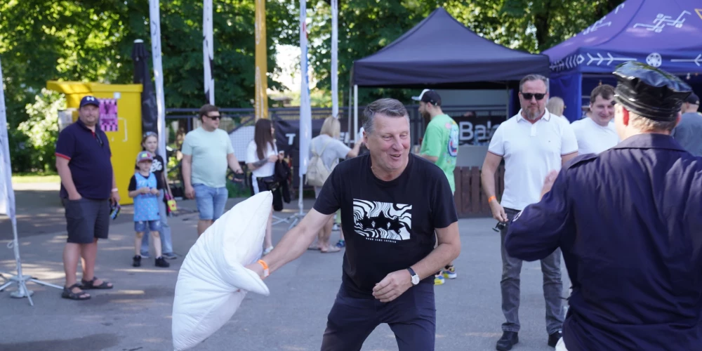 2025. gada 2. jūlijā Rīgā notika "Kings of Air" sacensības bumbas triekšanā grozā no augšas. Ierodoties "Ghetto Games" teritorijā, Latvijas Basketbola savienības prezidents, bijušais Valsts prezidents Raimonds Vējonis pamanīja, ka notiek spilvenu kaujas un..., paķēris vienu spilvenu, metās cīņā! Interesanti, vai vēl kādas valsts prezidents ir publiski iesaistījies spilvenu kaujā?
