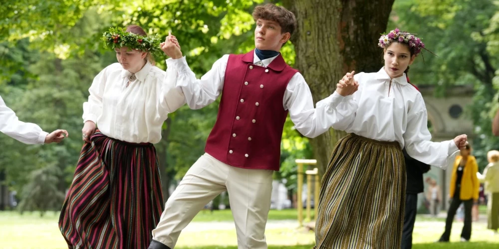 XIII Latvijas Skolu jaunatnes dziesmu un deju svētku novadu satikšanās un godināšana Viesturdārzā.