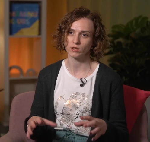 Ārste Jekaterina Āboliņa skaidro: "Bērnam optimāla temperatūra ir līdz 25 grādiem. Galvenais princips ir lietot kaut kādus aizsarglīdzekļus - tie varētu būt krēmi, bet tikpat labi tas varētu būt arī plāns un elpojošs apģērbs, proti, kokvilna, lins. Saules aizsarglīdzekļu SPF jābūt vismaz 50!"