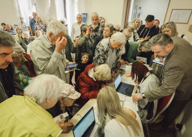 “Tas būs lakmusa papīrītis mūsu demokrātijai” – Liepājā simtiem cilvēku pulcējas, lai uzzinātu, kā atgūt OIK