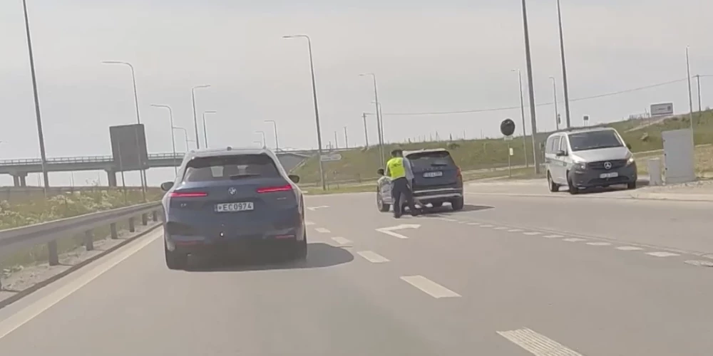 Automašīnu pārbaude uz Polijas robežas 2025. gada 6. jūlijā.