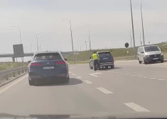 Polijā uz robežas pārbauda automašīnas no Baltijas valstīm