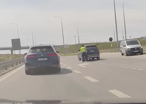 Automašīnu pārbaude uz Polijas robežas 2025. gada 6. jūlijā.