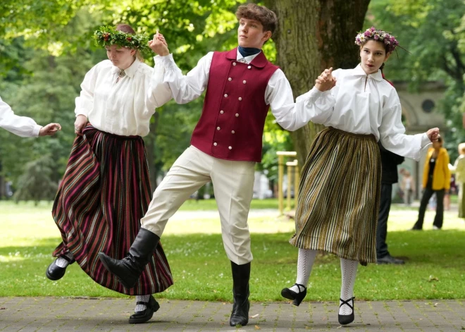 В неделю Праздника песни и танца школьников рижан призывают не ходить на работу