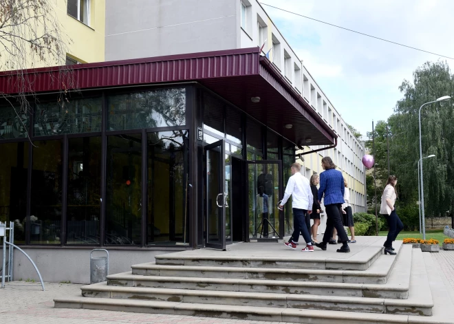 "Otro gadu nevajadzīga jezga, kreņķi un lamāšanās..." Teju 900 pieteiktajiem bērniem Rīgas skolās vietu nav