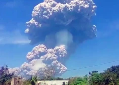 VIDEO: spēcīgā vulkāna izvirdumā Indonēzijā izmesta dedzinoša gāzes mākoņu lavīna