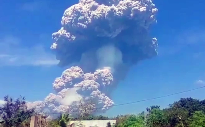 Iedzīvotājiem un tūristiem ir aizliegts tuvoties krāterim 7 kilometru rādiusā.