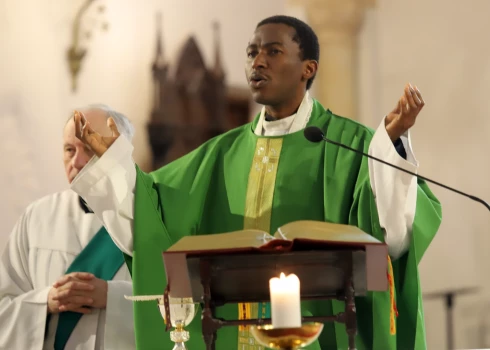 Agbaefuna Džonpols Čidībele vada Svēto Misi Rīgas katoļu svētā Jēkaba katedrālē.